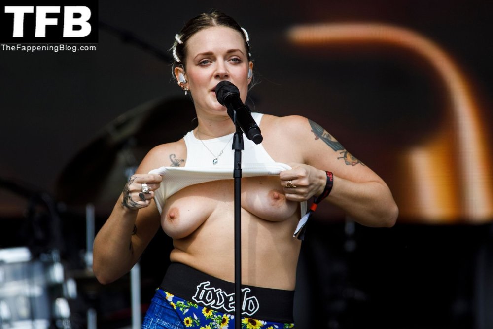 Tove Lo Flaches The Crowd Her Bare Breasts