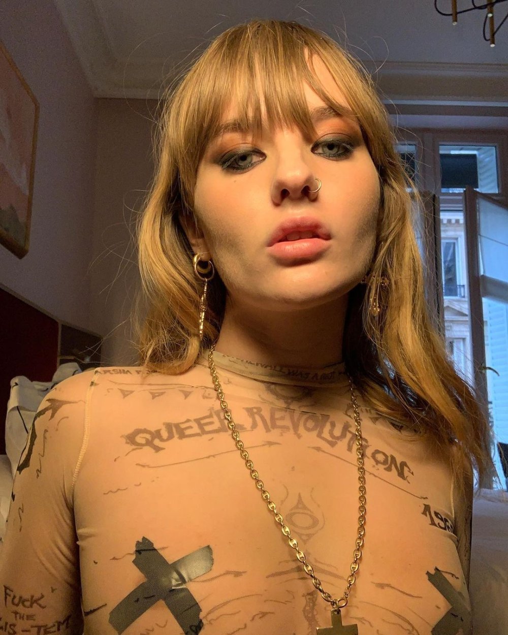 Victoria de Angelis chest