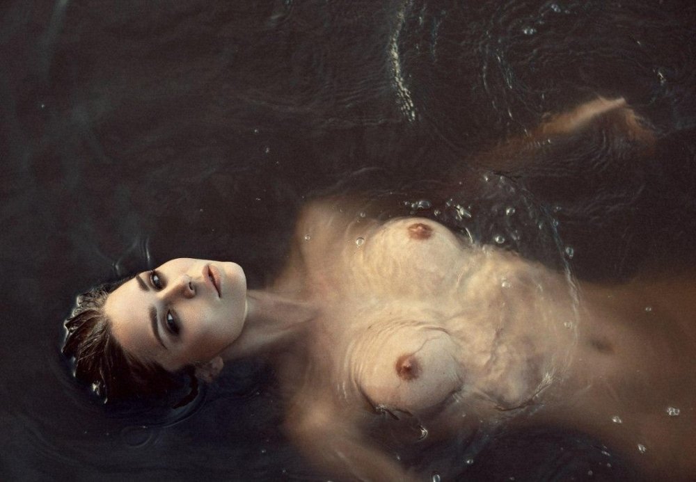 Naked women dive