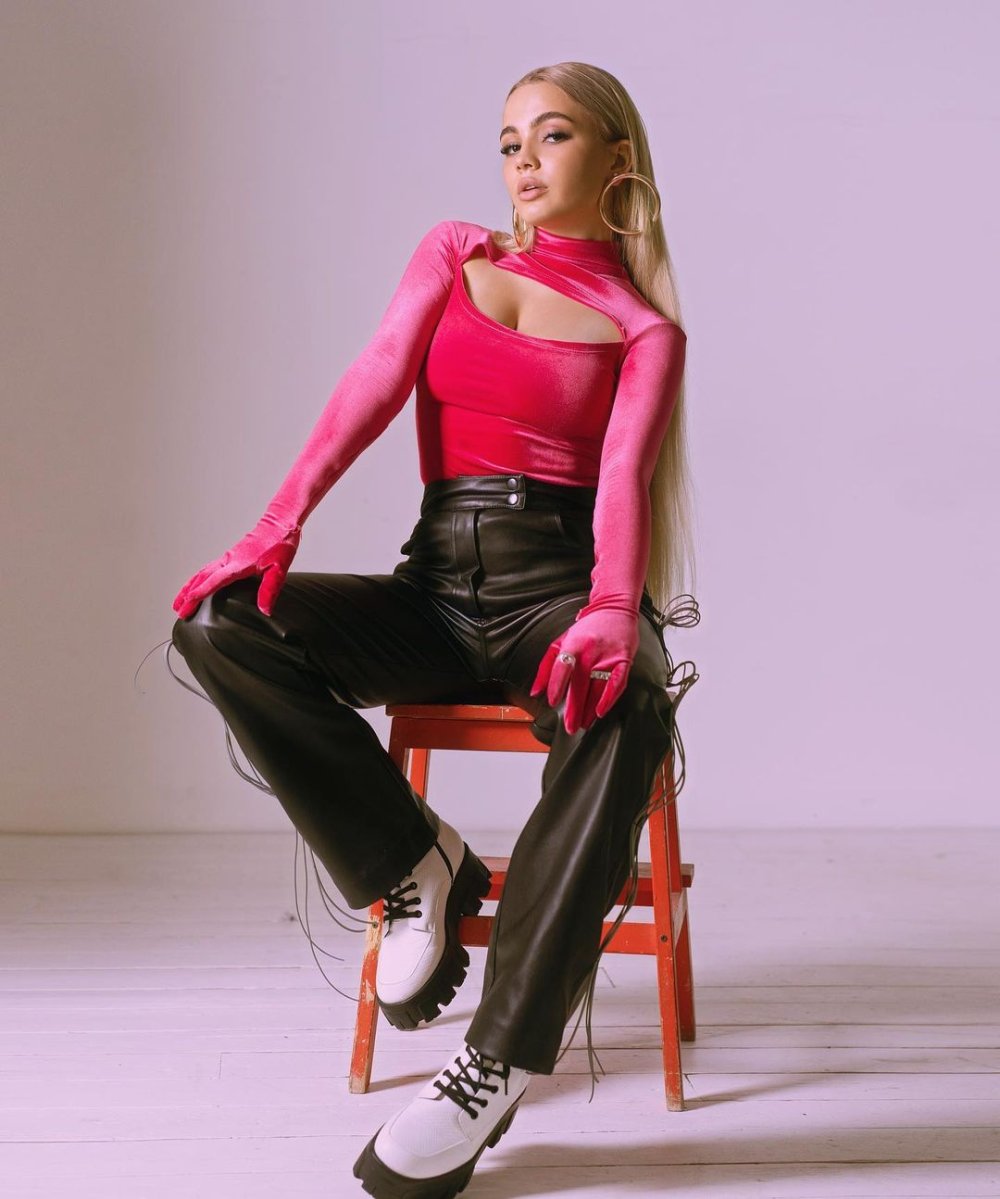 Natasha Shelyagin's legs