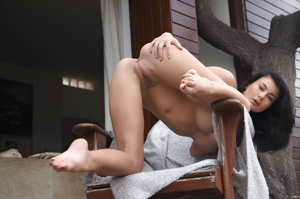 Pornstar Lucy Li Photos without genitals