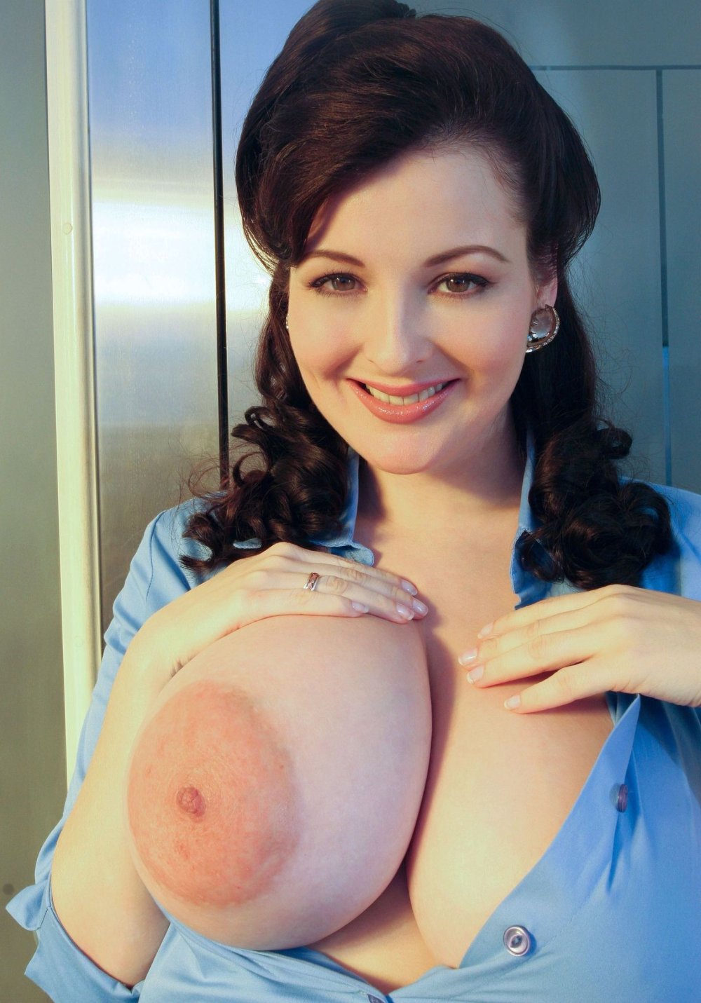 Tessa Fowler photo shoot in the bathroom