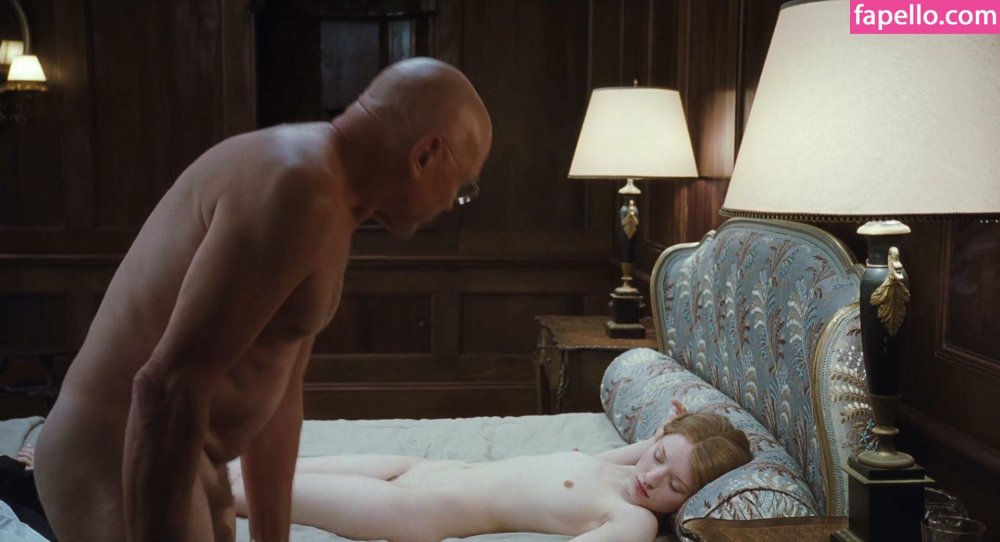 Actress Emily Browning Naked