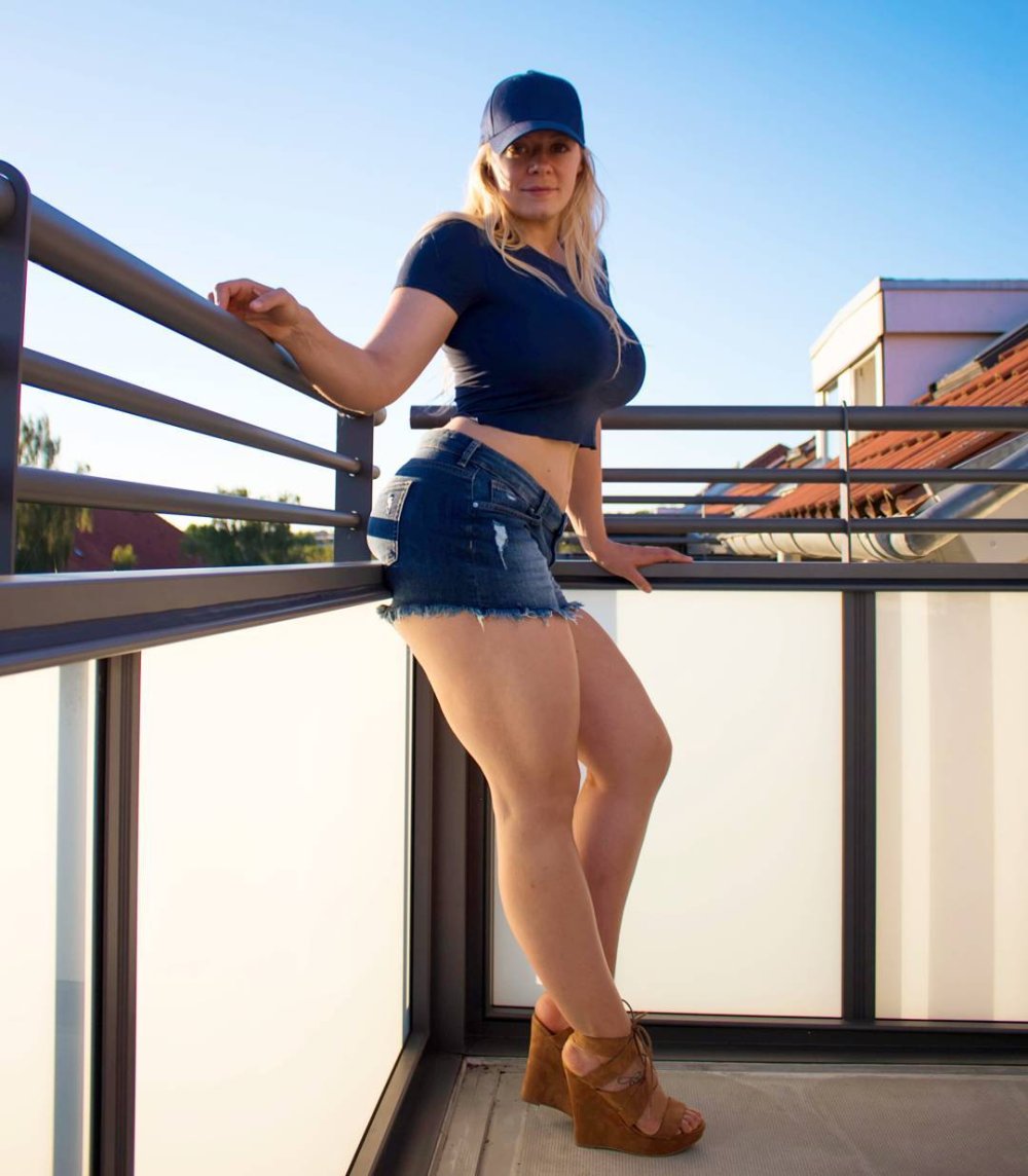 Mia Sanders model