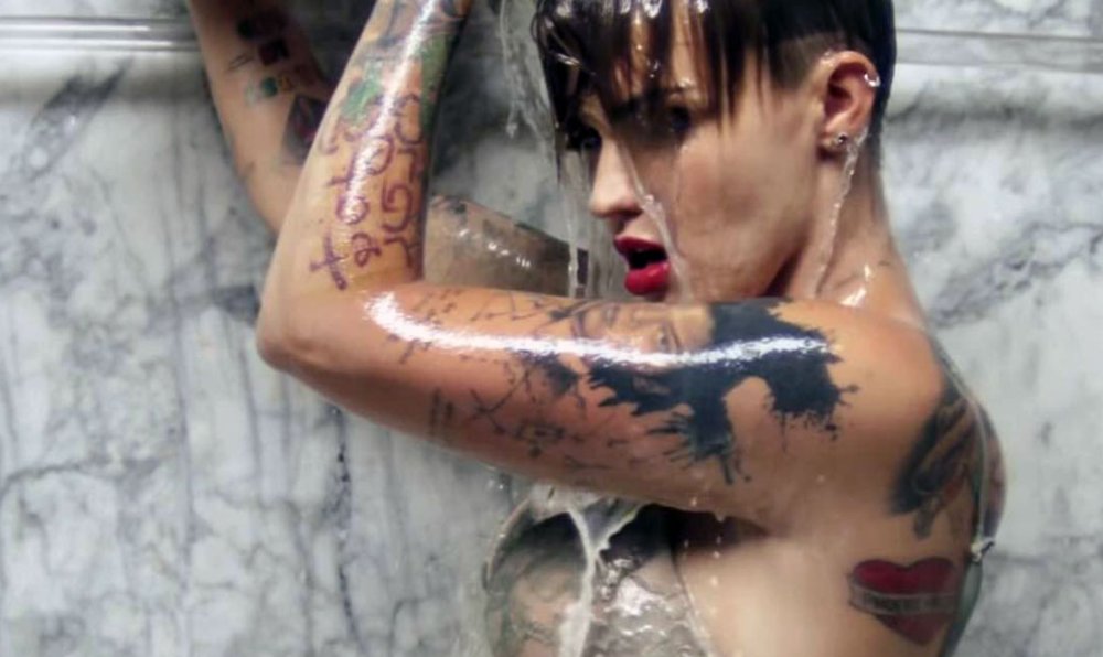 Ruby Rose Tattoo on the fingers