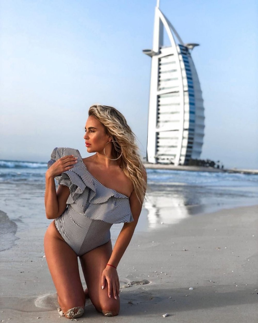 Alina Artz legs