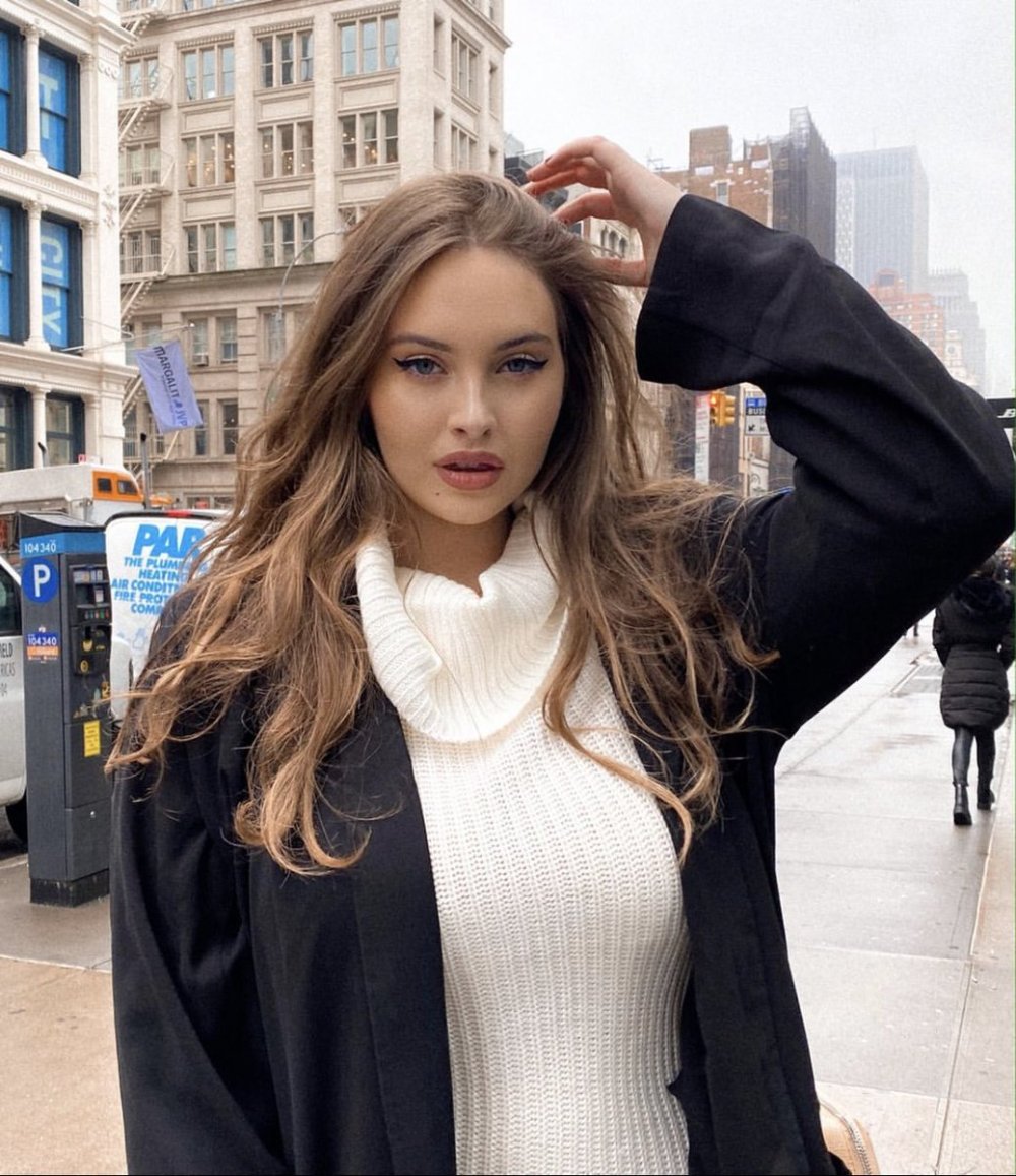 Erin Clai Model Plus Saiz