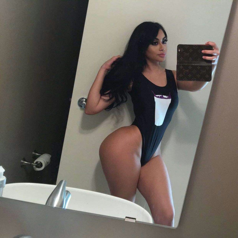Jailyne Ochoa in jeans