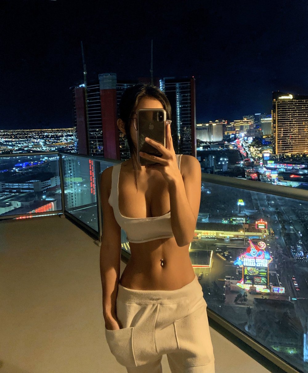Dakota Sky porn actress