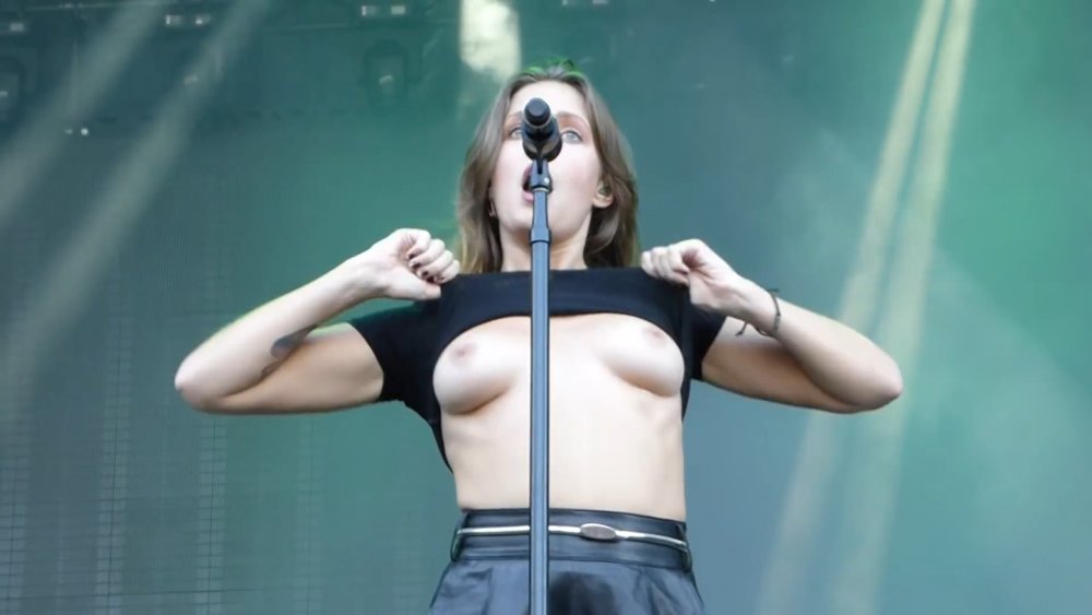 Tove Lo Naked on Stage