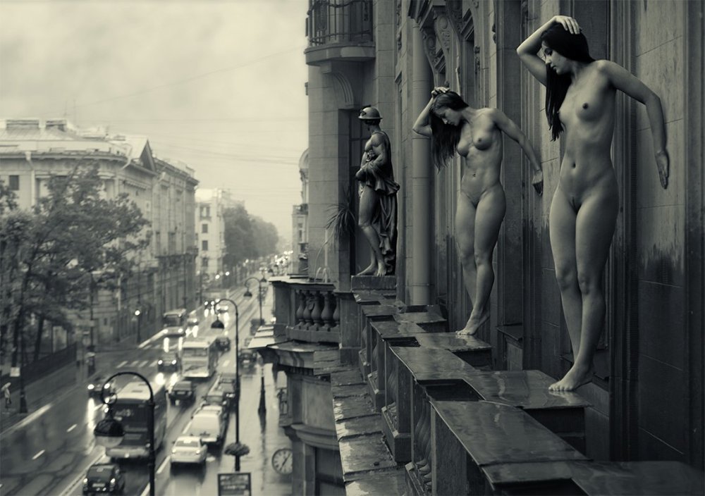 Artistic nude on the streets of the city