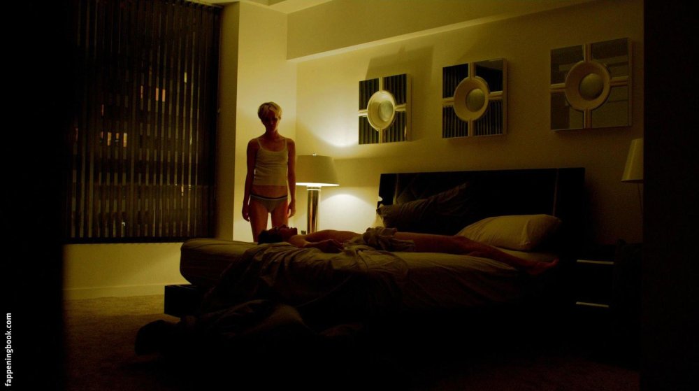 Mackenzie Davis Nud