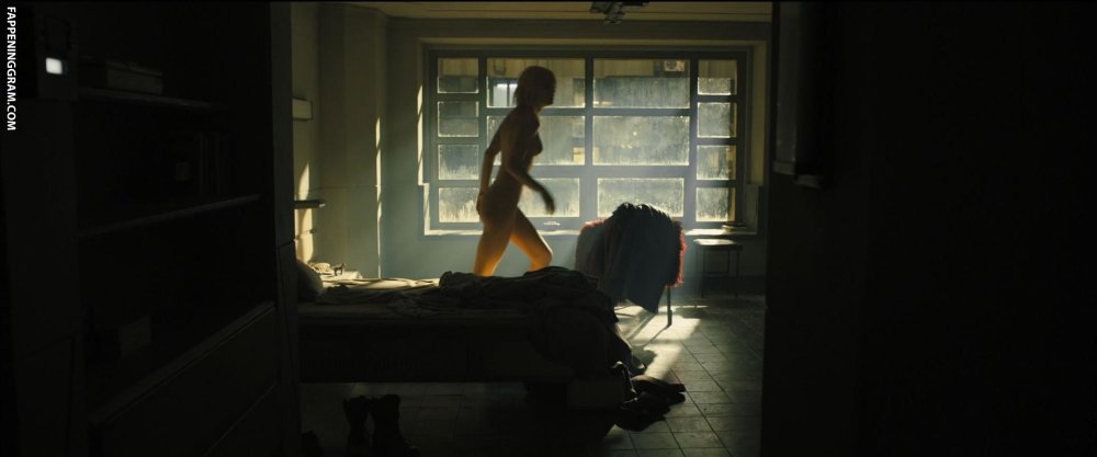 Mackenzie Davis Terminator Tits