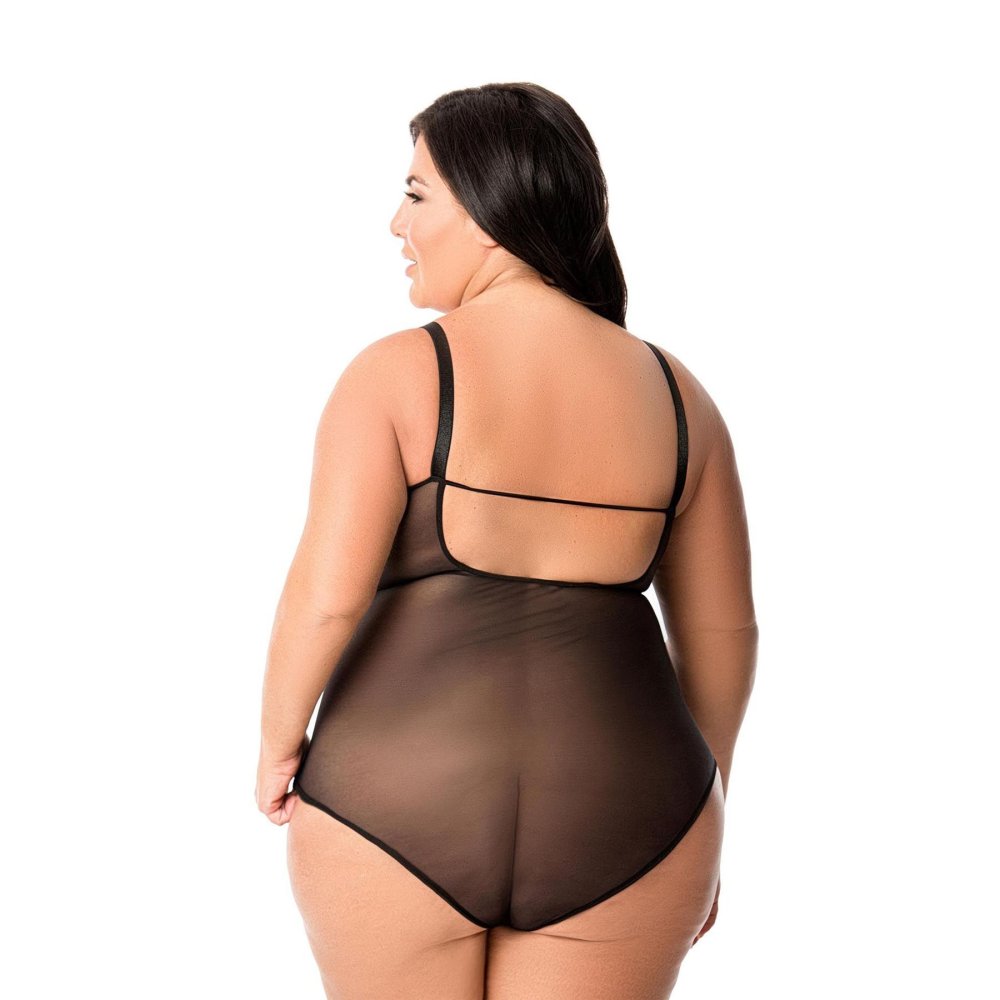 Sarah Tamim Model Plus
