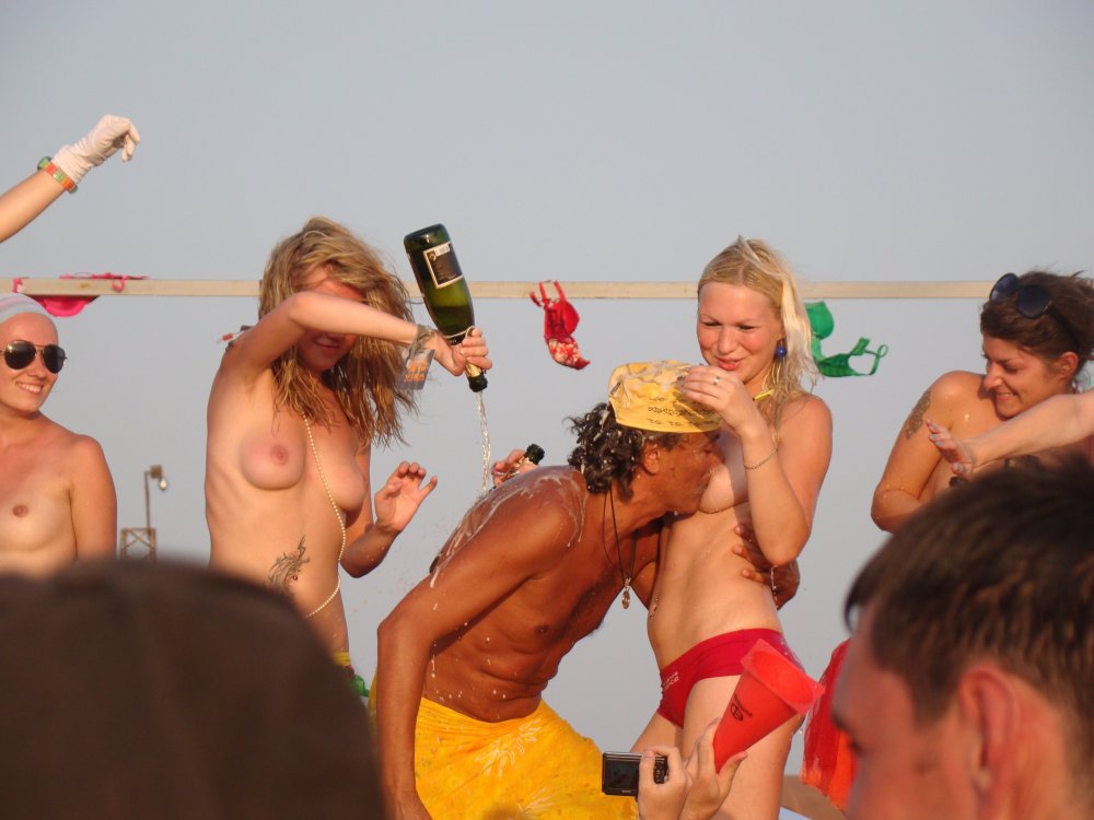 Girls change their panties on the beach