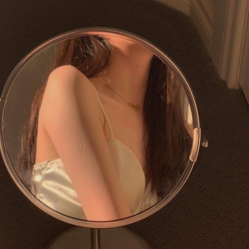 Girl in the mirror aesthetics