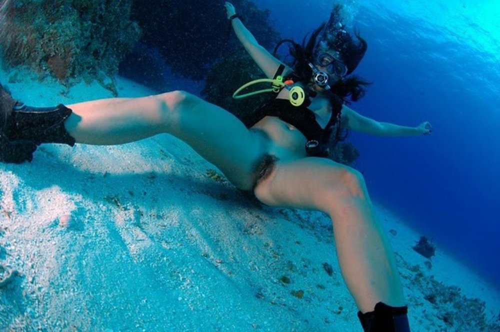 Naked women dive
