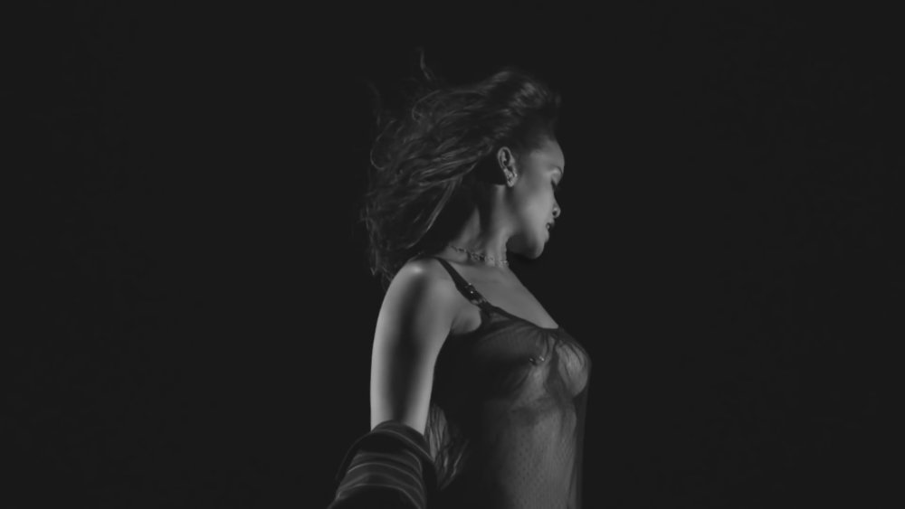 The singer Rihanna is naked
