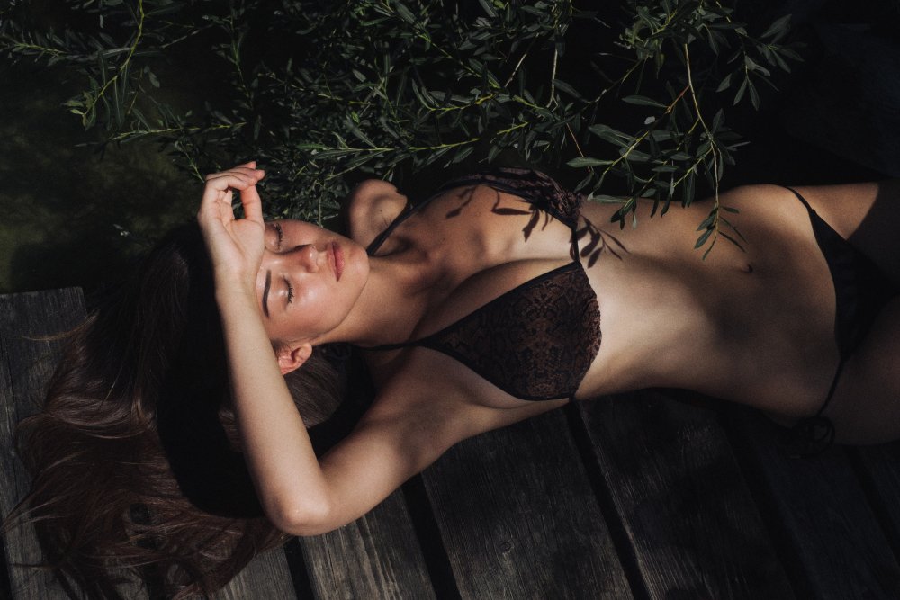 Nicola Cavanis model Topless