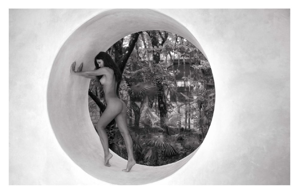 Naked model Gwen A poses in a career
