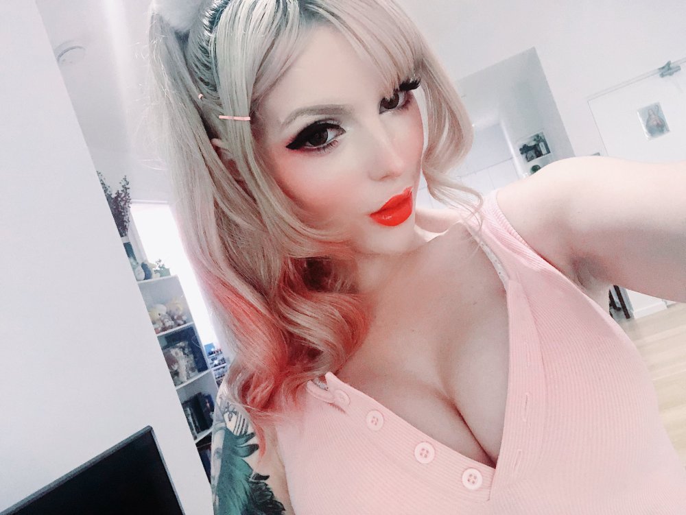 Jessica Nigri Motylek and lamp