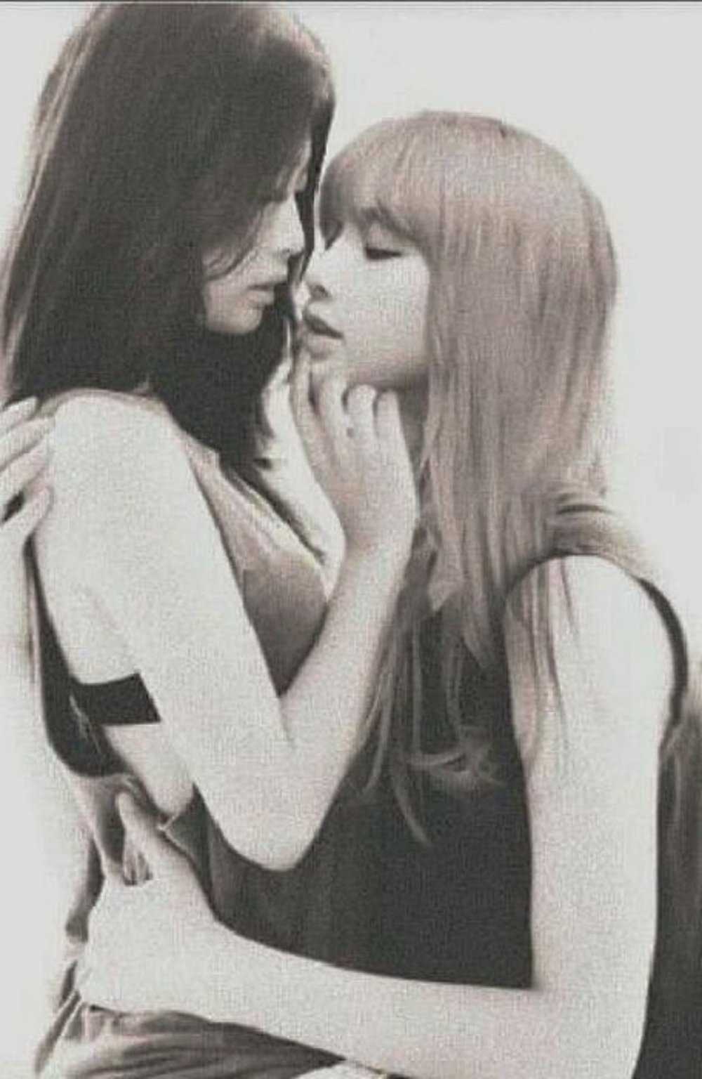 Black Pink Jenny and Fox Kiss
