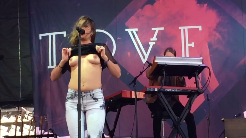 Tuva Lu showed boobs on stage