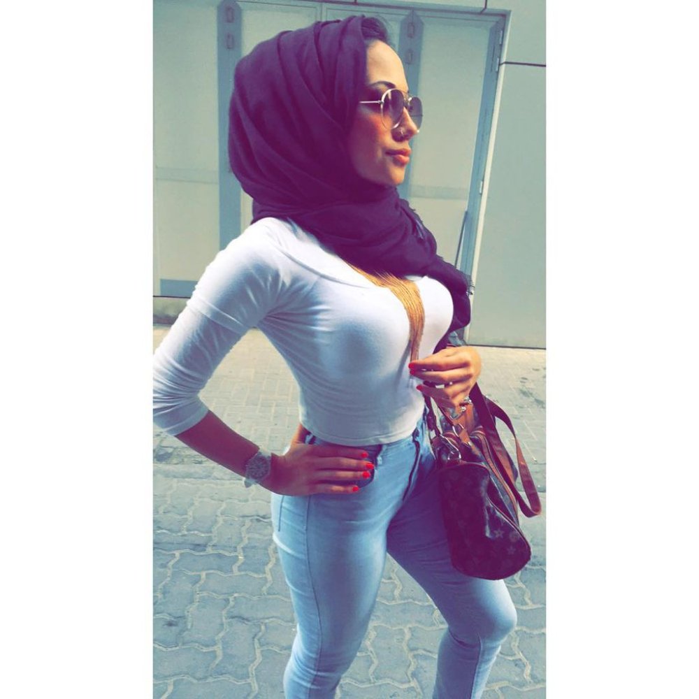 Hijab tightening selfie