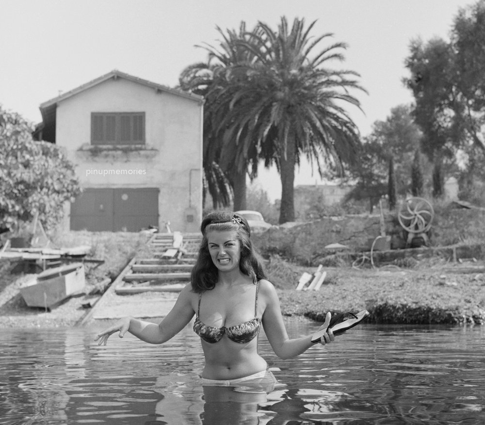 Eve Eden photo naked boobs