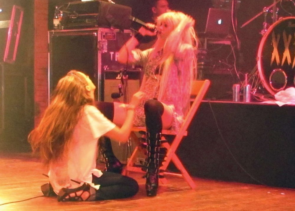Group The Pretty Reckless soloist +18