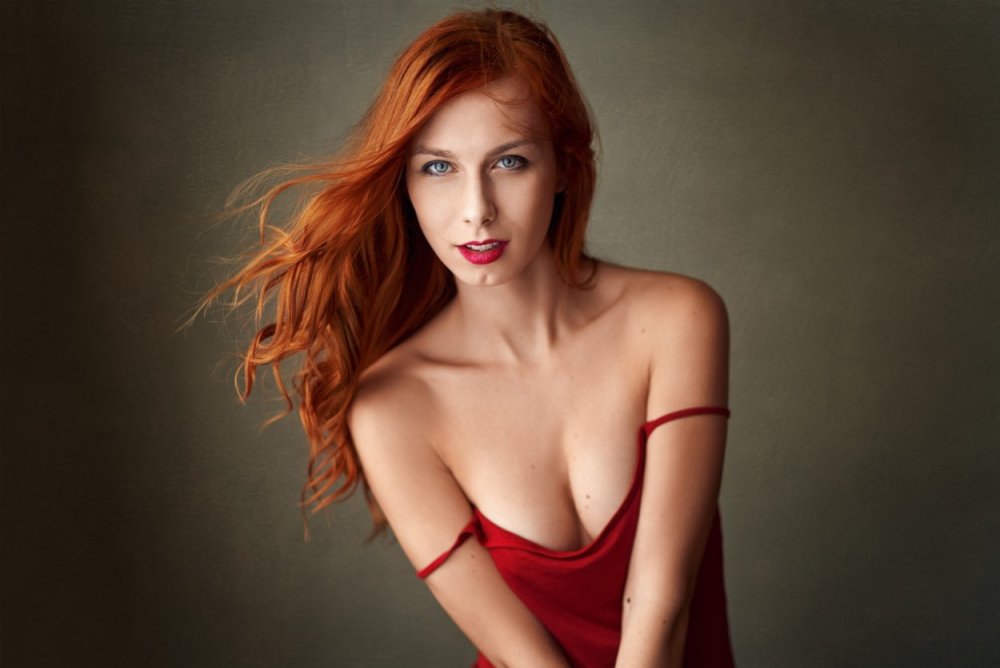 Red -haired shameless Victoria