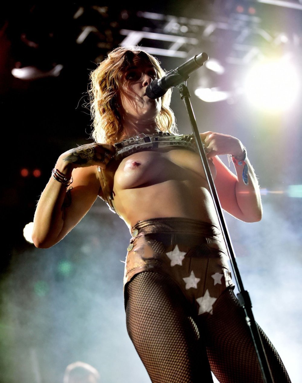 Tuva Lu showed boobs on stage