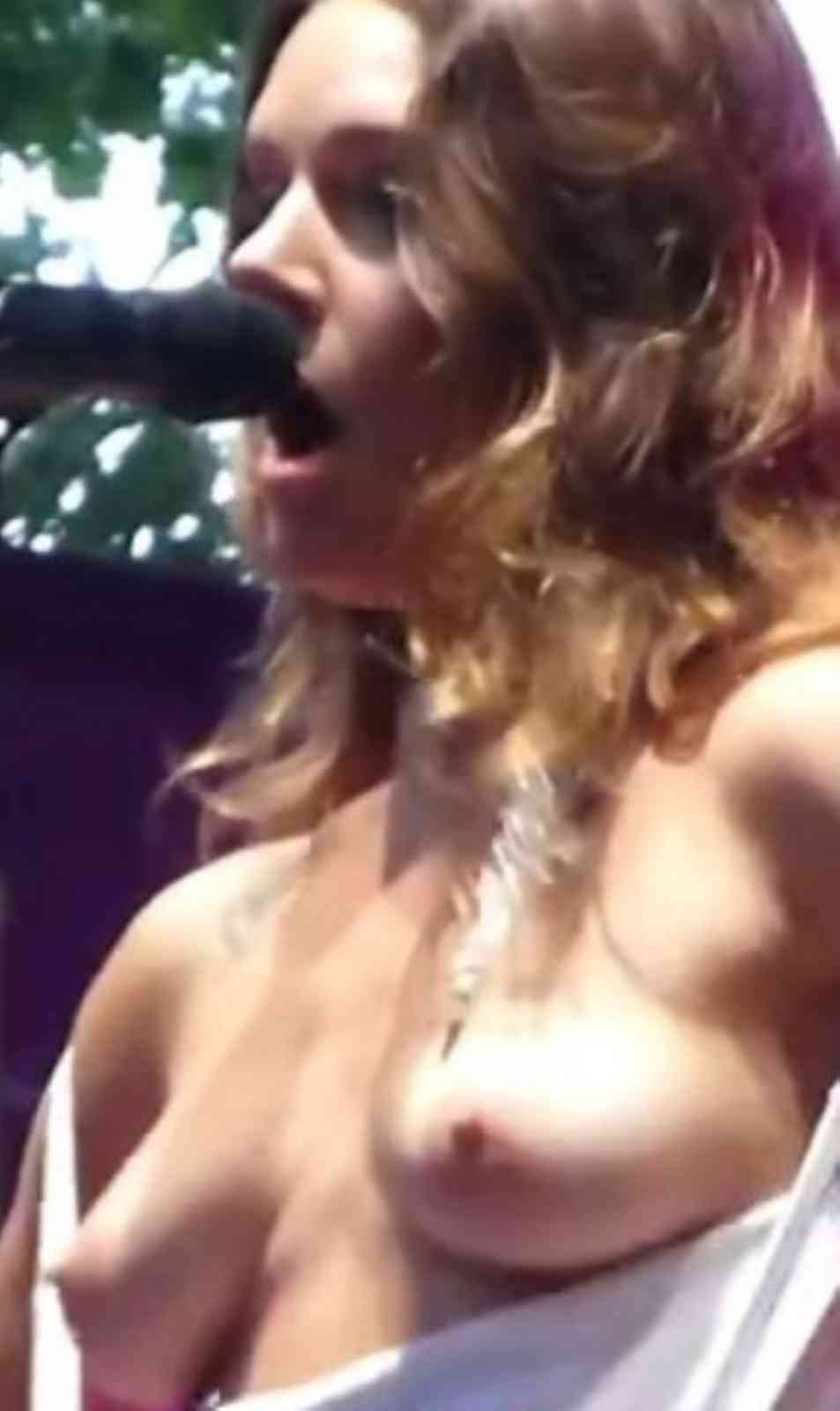Singer Tove LO Toples