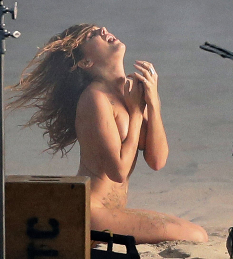 Singer Tove LO Toples