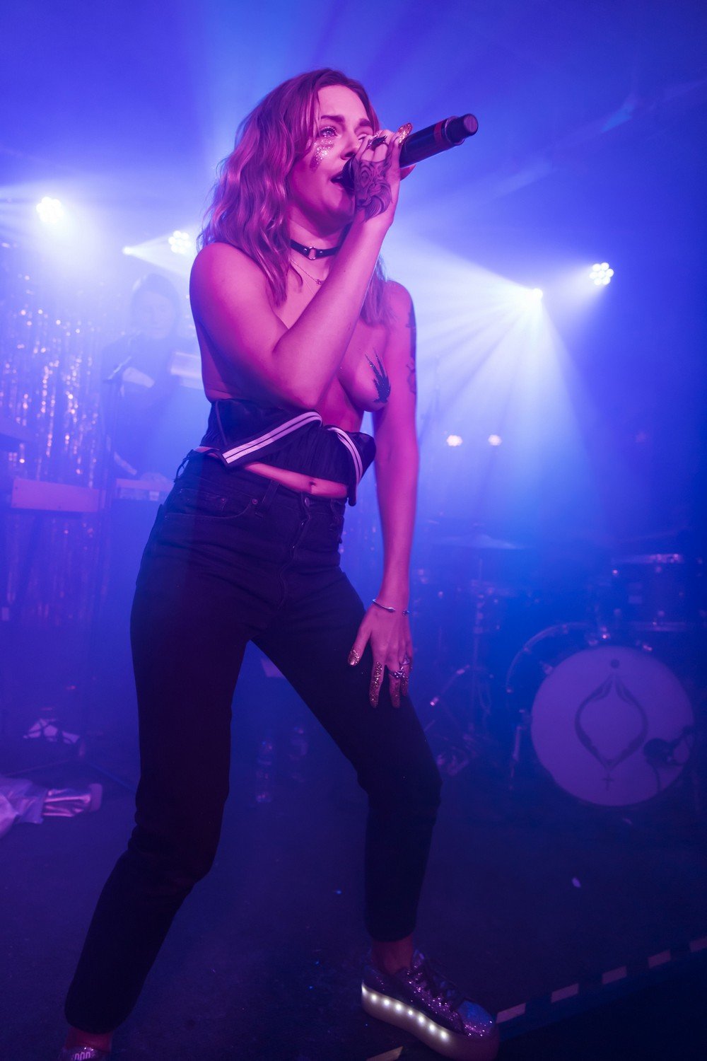 Singer Topless Perfomance Live Concert Bellazon