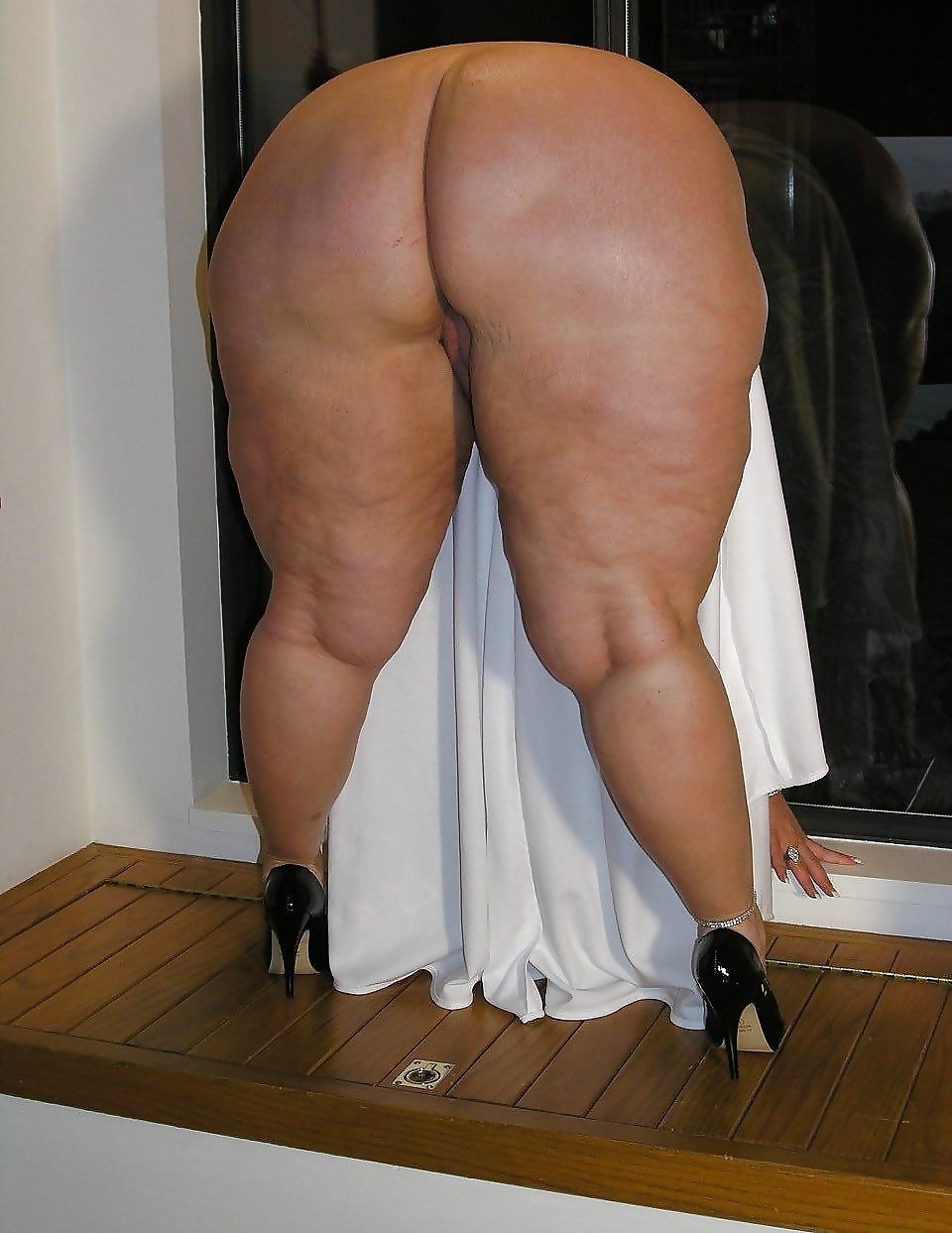 Naked women with thick feet