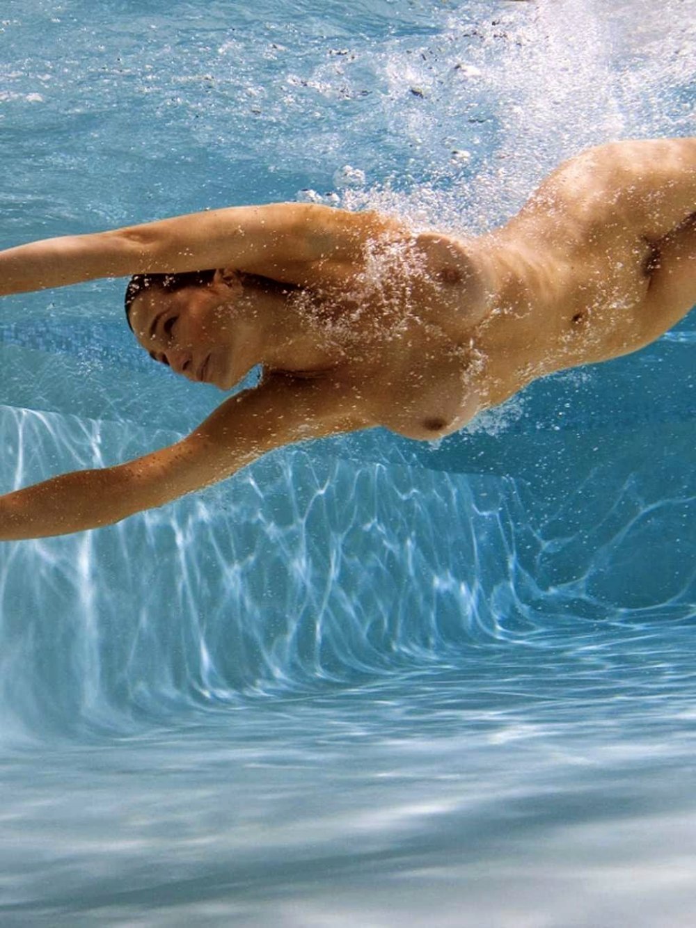 Swimming the girl naked