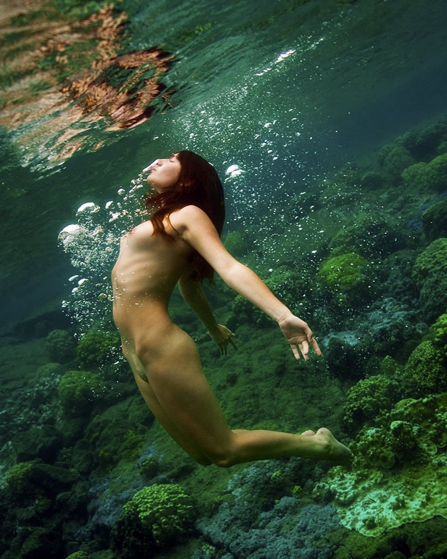 Immersion in the water naked