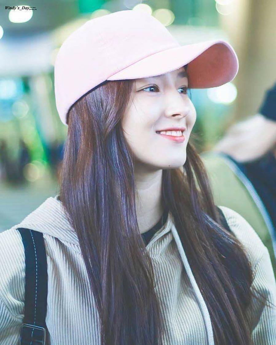 MOMOLAND NANCY SELFIE