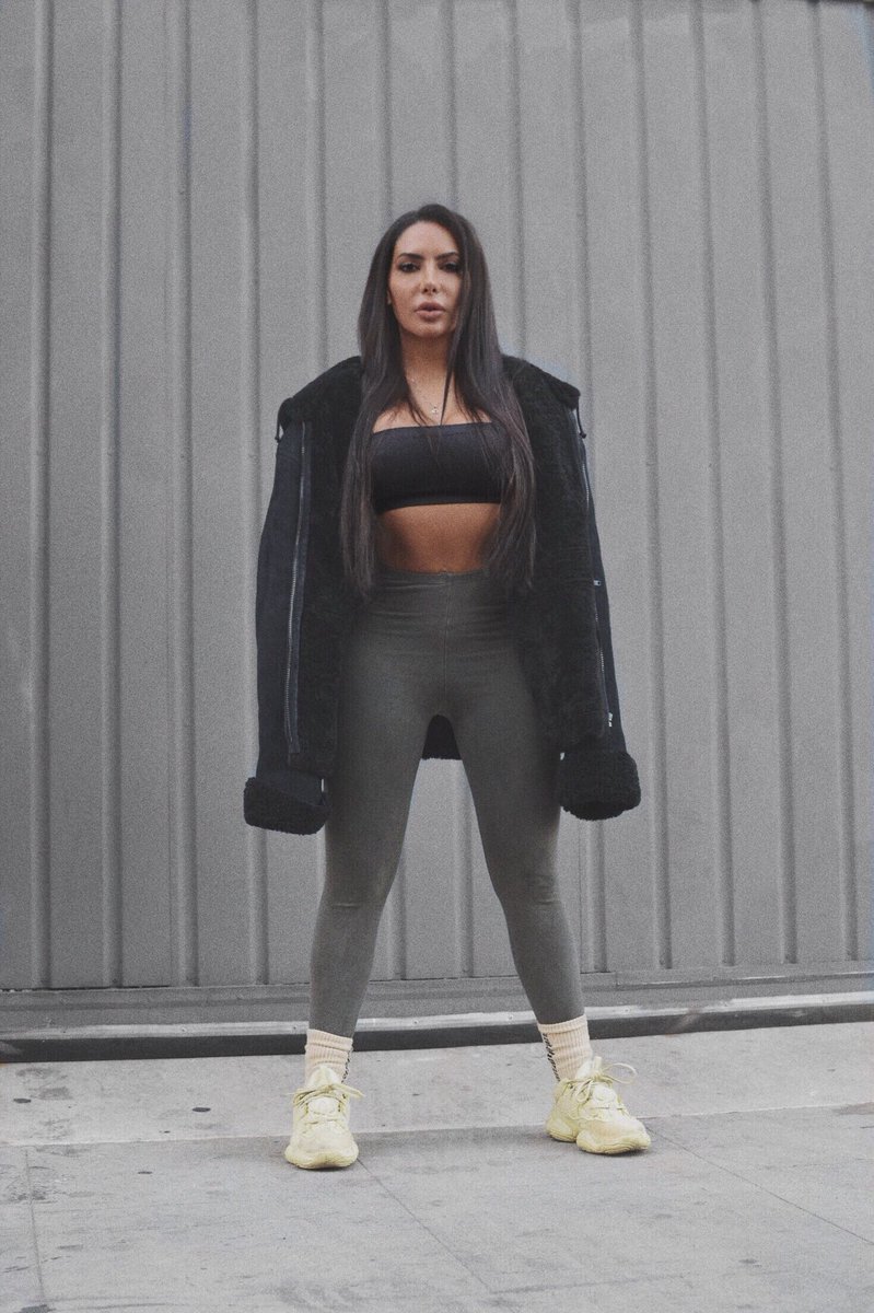 Lela old sneakers