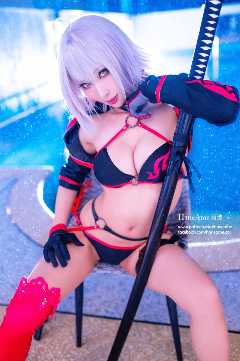 Hana Bunny cosplayer Ada Wong