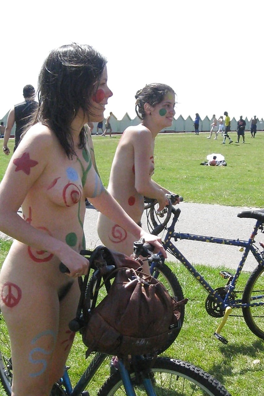 Wnbr woman admires dick pictures