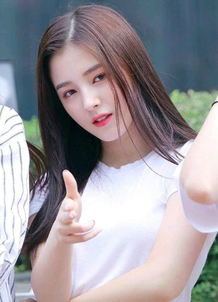 Nancy from Momoland and James Reed