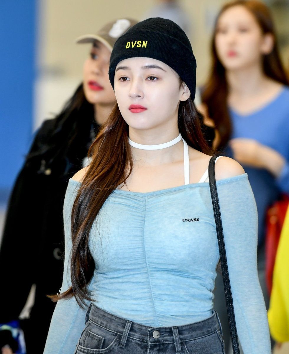 Nancy Momoland is changing clothes