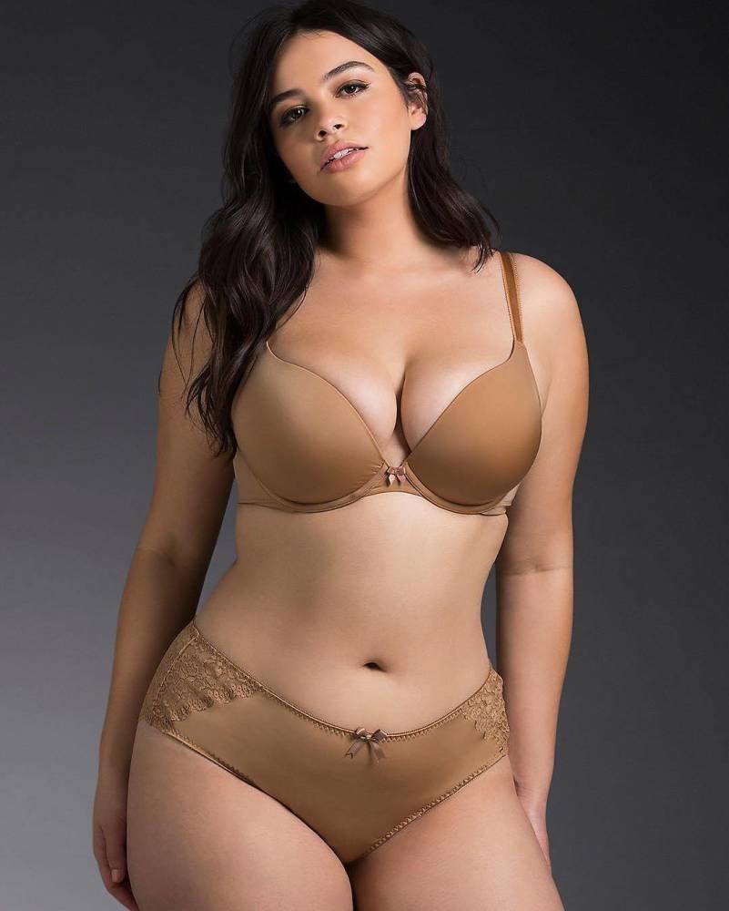 Model Latisia Thomas in underwear