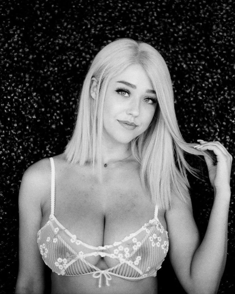 Sabrina singer of the foot