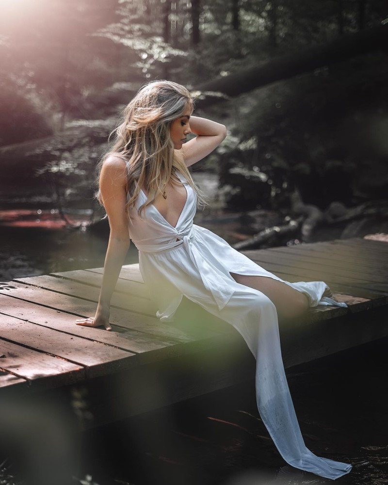 Manon Azem Photo Toples