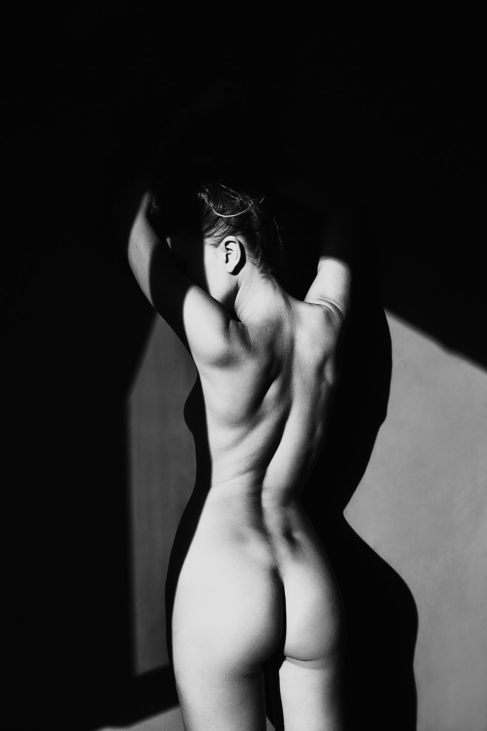 Pictures in the Nude genre of Sasha Leyendeker)