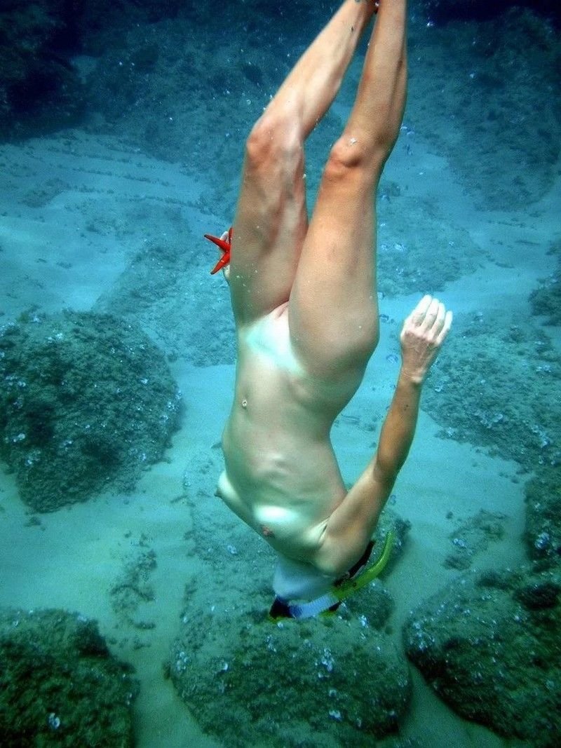 Naked women dive