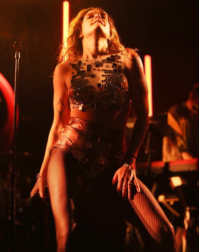 Tove LO soloist